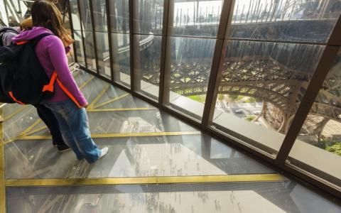 La Tour Eiffel se dote d'un plancher en verre : vertigineux !