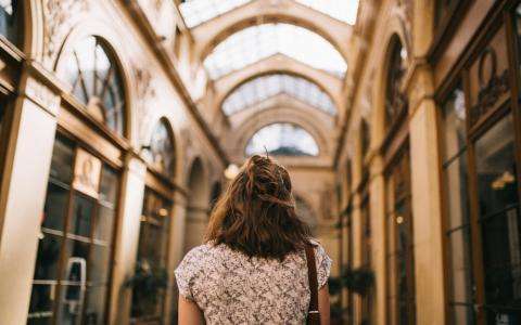 Shopping in the covered passages